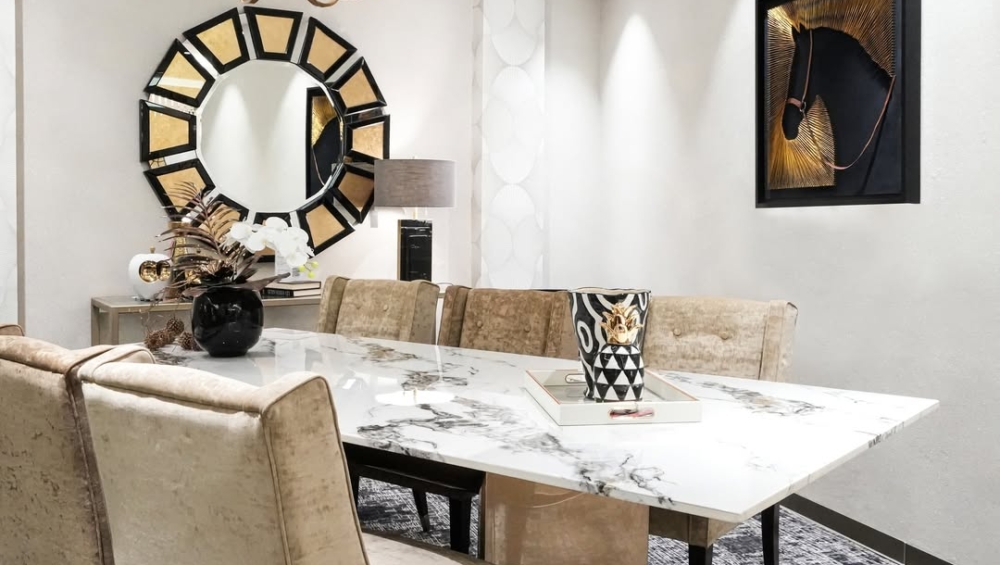 Discover the perfect blend of luxury and sophistication with our exclusive dining room setup. Fr